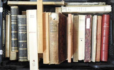 de nombreux livres anciens rangés dans un coffret noir sur l'étagère