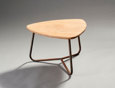 un gros plan d'une table avec un plateau en bois et des pieds en métal