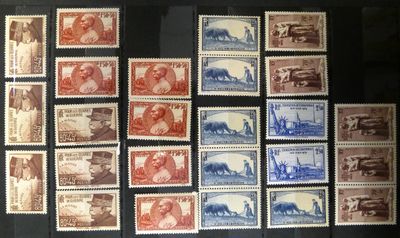 plusieurs types de timbres exposés dans une vitrine