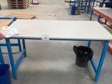 une personne debout près d'une table dans un entrepôt