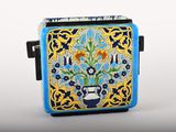 un petit vase bleu et jaune orné de fleurs