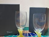 deux verres à vin posés sur une table, avec une boîte en arrière-plan