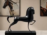 une statue de cheval posée sur une table