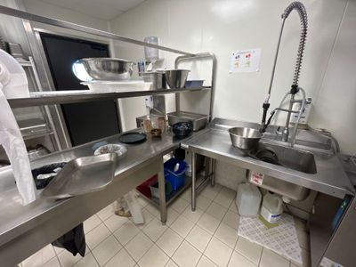 une cuisine équipée d'un évier, d'une cuisinière et d'autres éléments