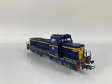 une locomotive bleue et jaune sur un fond blanc
