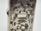 un briquet ancien en argent orné d'un motif floral sur le devant