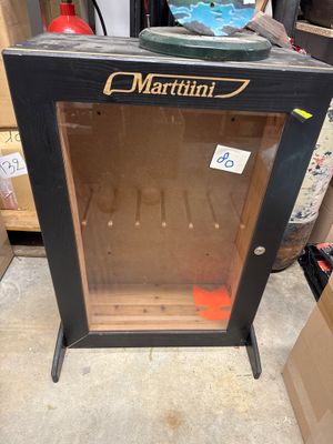 une vitrine en verre sur laquelle est posé un martini
