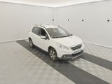 la photo d'une voiture blanche garée dans un garage