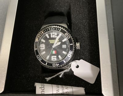une montre qui se trouve dans un coffret muni d'une étiquette