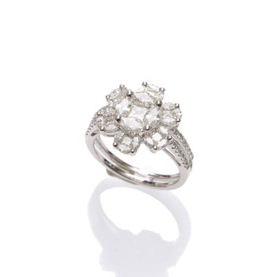 une image d'un anneau en forme de grappe de diamants sur un fond blanc