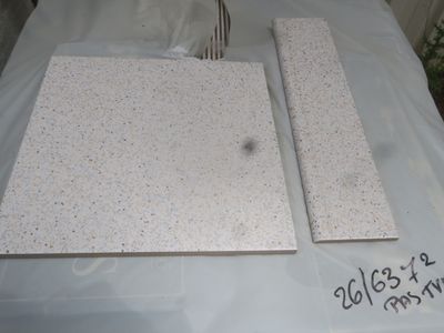 deux morceaux de marbre blanc posés sur un drap blanc