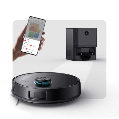 une image représentant une personne tenant un smartphone à côté d'un robot