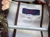 une veste suspendue à un cintre dans une voiture