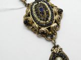 gros plan d'un collier sur une surface blanche