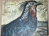 une photo d'une photo représentant un oiseau posé sur une table