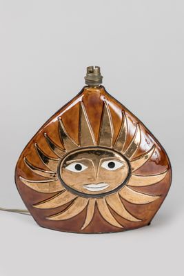 une image représentant une lampe sur laquelle est dessiné un visage