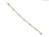 un gros plan sur un bracelet en chaîne d'or muni d'un fermoir en diamant