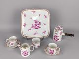 une photo d'un service à thé en porcelaine rose et blanche, avec des tasses et des soucoupes assorties