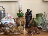 une table en bois sur laquelle sont posés des vases et une bougie
