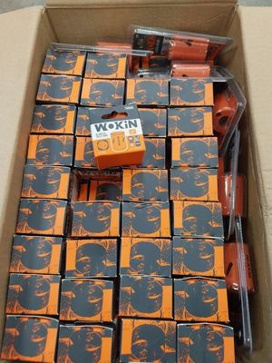 une boîte remplie de boîtes orange et noires ornées de motifs noirs et orange