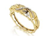 gros plan d'une bague en or et diamants sur fond blanc