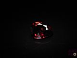 un diamant rouge dans l'obscurité