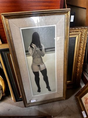 une photo d'une femme en train de se prendre en photo dans un miroir