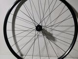 une roue de vélo accrochée au mur