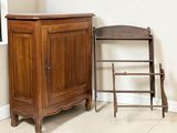 une chaise et une armoire dans un coin de la pièce