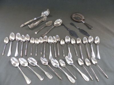beaucoup de cuillères en argent et de cuillères à soupe sur une table