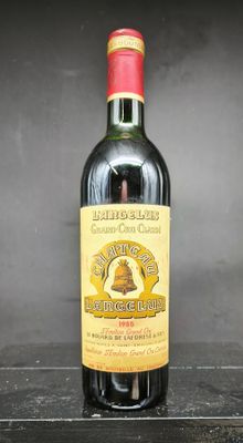 une bouteille de vin posée sur une table