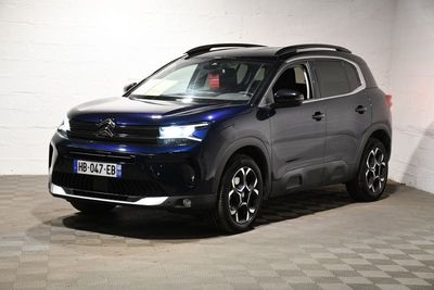 une photo d'un 4x4 bleu garé dans un garage