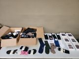 une table sur laquelle sont posés un tas de chaussettes et d'autres objets