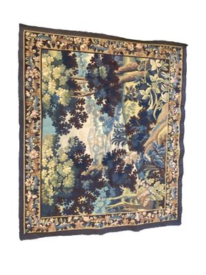 une image d'une tapisserie accrochée au mur d'une pièce