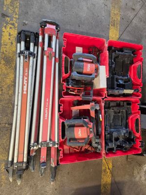 une caisse à outils posée par terre