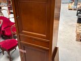 un grand meuble en bois au milieu d'une pièce