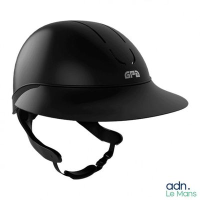 gros plan d'un casque sur fond blanc