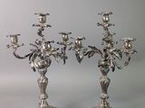 paire de bougeoirs plaqués argent, ornés de fleurs et de feuilles