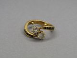 une image représentant une bague en or sertie de trois diamants