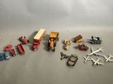 un grand nombre de voitures et de camions jouets qui se trouvent sur la table