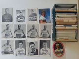 beaucoup de vieilles cartes de baseball sur la table