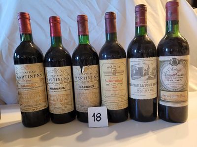 plusieurs bouteilles de vin sont alignées sur une table