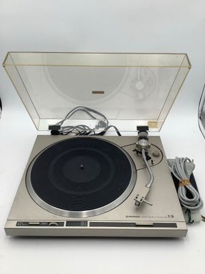 une platine posée sur une table à côté d'un micro