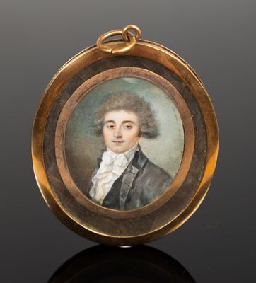 un portrait miniature ovale représentant un homme en manteau noir
