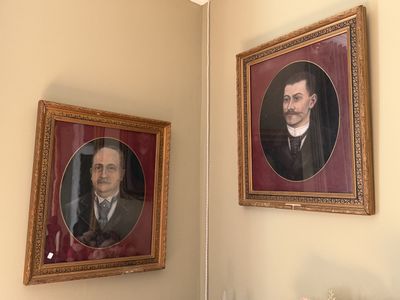 deux portraits encadrés représentant un homme et une femme accrochés au mur