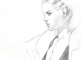 croquis représentant une femme en costume-cravate, assise