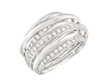 gros plan d'une bague en diamant sur fond blanc