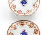 deux assiettes ornées de motifs bleus et orange sur un fond blanc