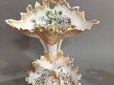 une photo d'un vase décoratif orné de fleurs