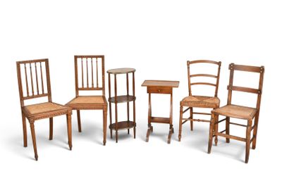 Plusieurs chaises et une table sont disposées en cercle